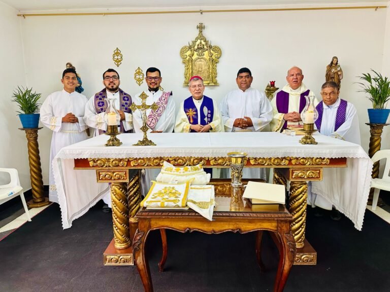 Profesión de fe de los nuevos diácono y presbítero en la Curia Episcopal