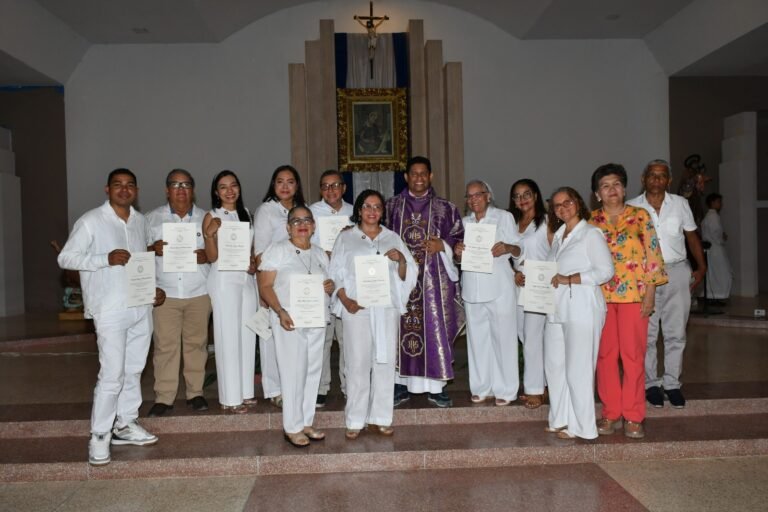 Nuevos catequistas reciben su diploma en la Escuela Parroquial de Catequesis
