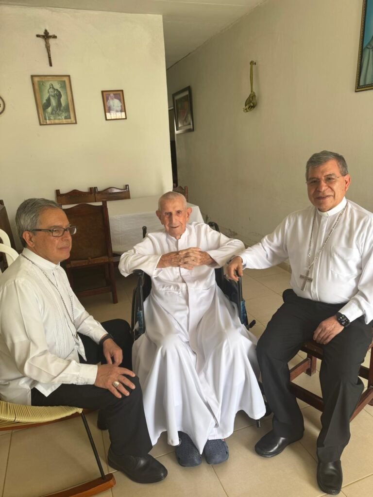 Padre Gumersindo Domínguez celebró sus 102 años de vida rodeado de afecto y gratitud