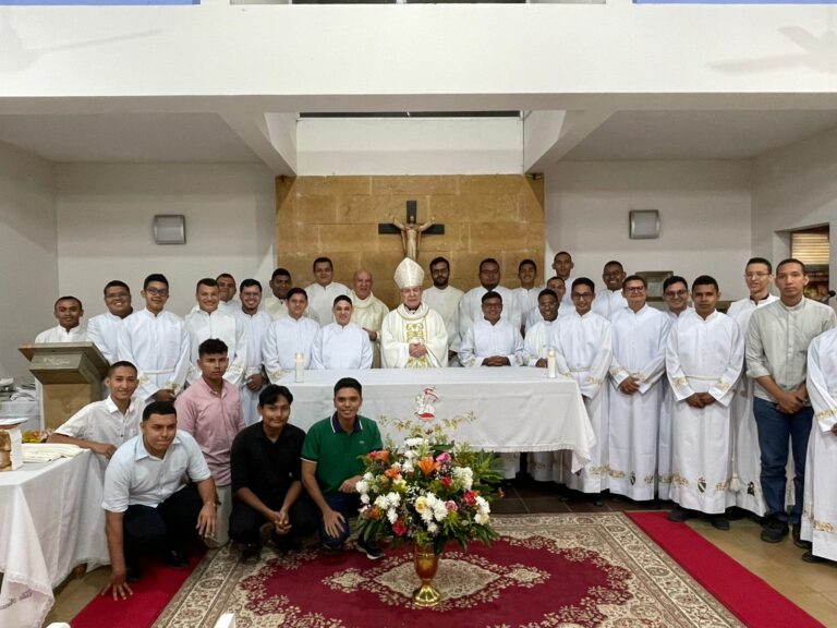 Encuentro vocacional, profesiones de fe y emotiva despedida al Señor Obispo