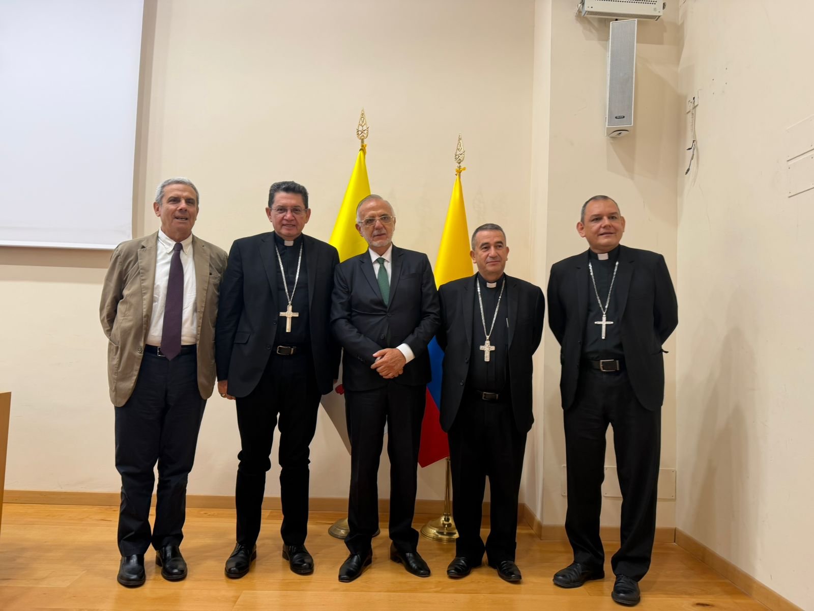 Mons. Rubén Darío Jaramillo Montoya durante el conversatorio