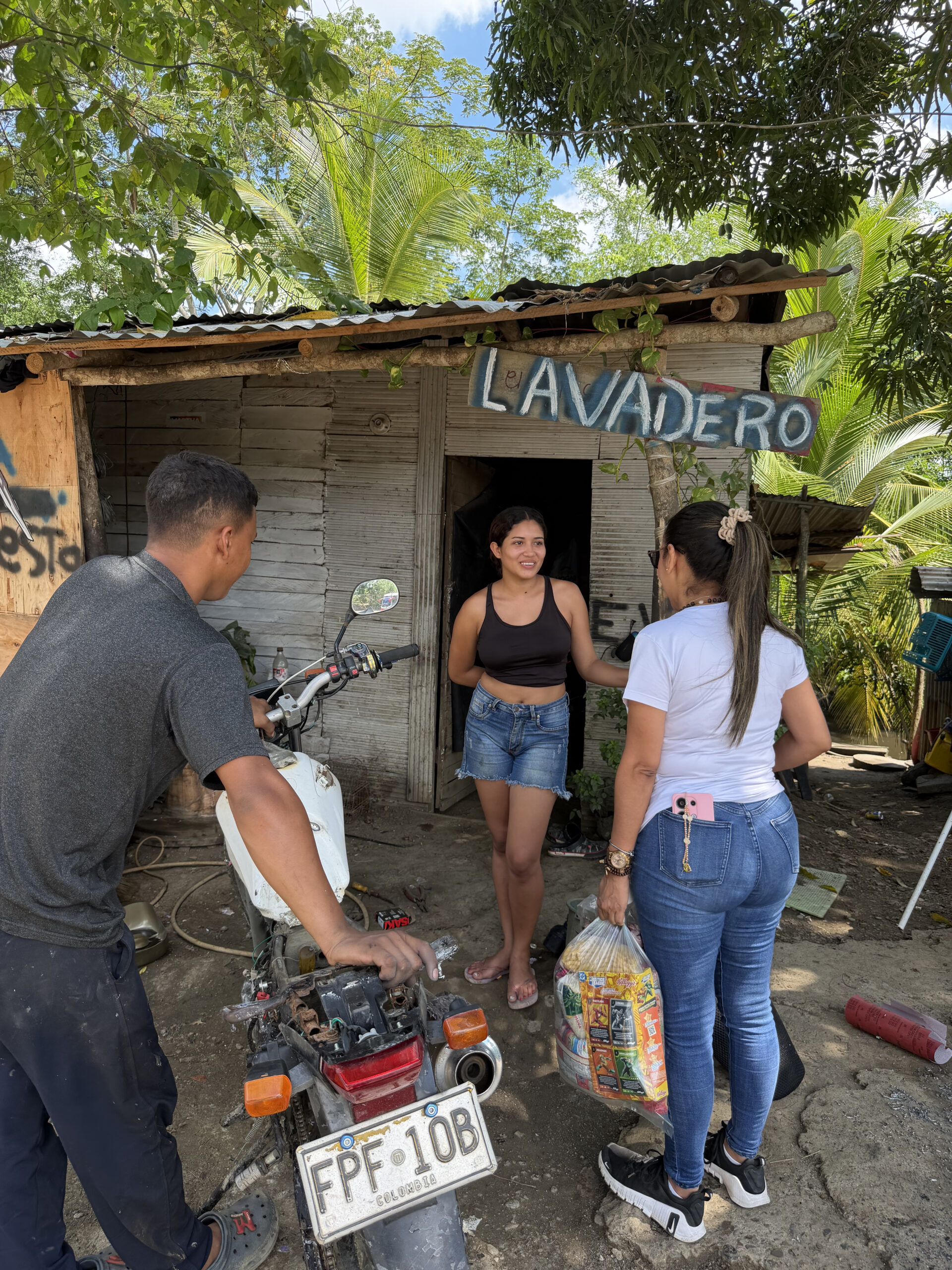 Entrega Solidaria Calle Larga