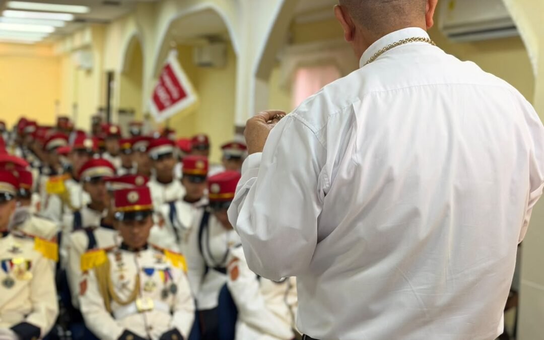 Visita del señor Obispo al Colegio Militar Almirante Colón