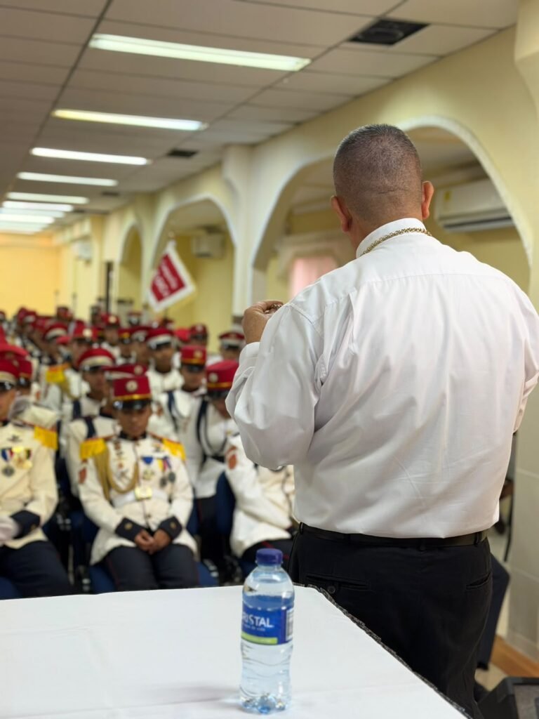 Visita del señor Obispo al Colegio Militar Almirante Colón